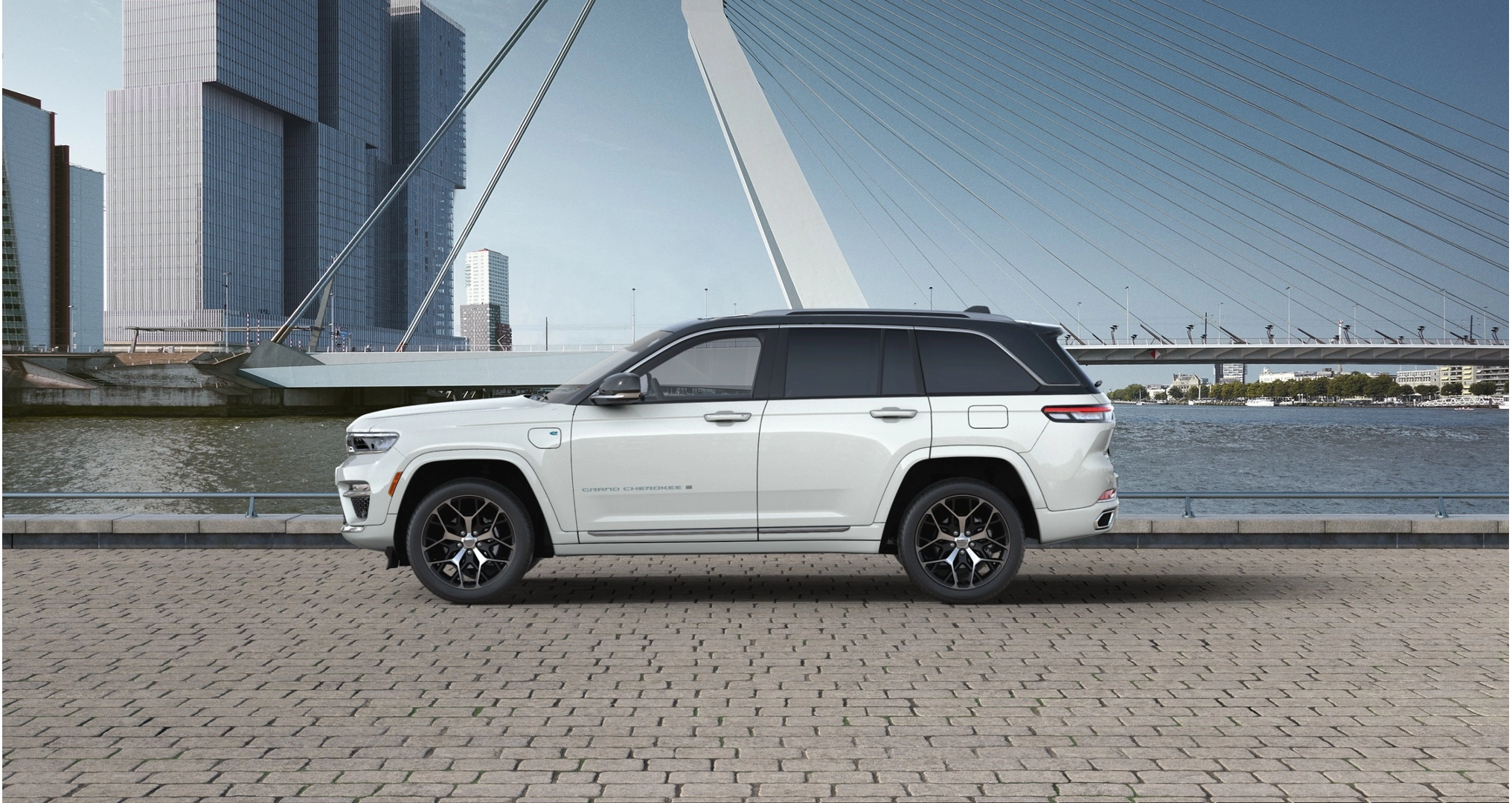 Jeep Cherokee weiß von der Seite vor HAfen